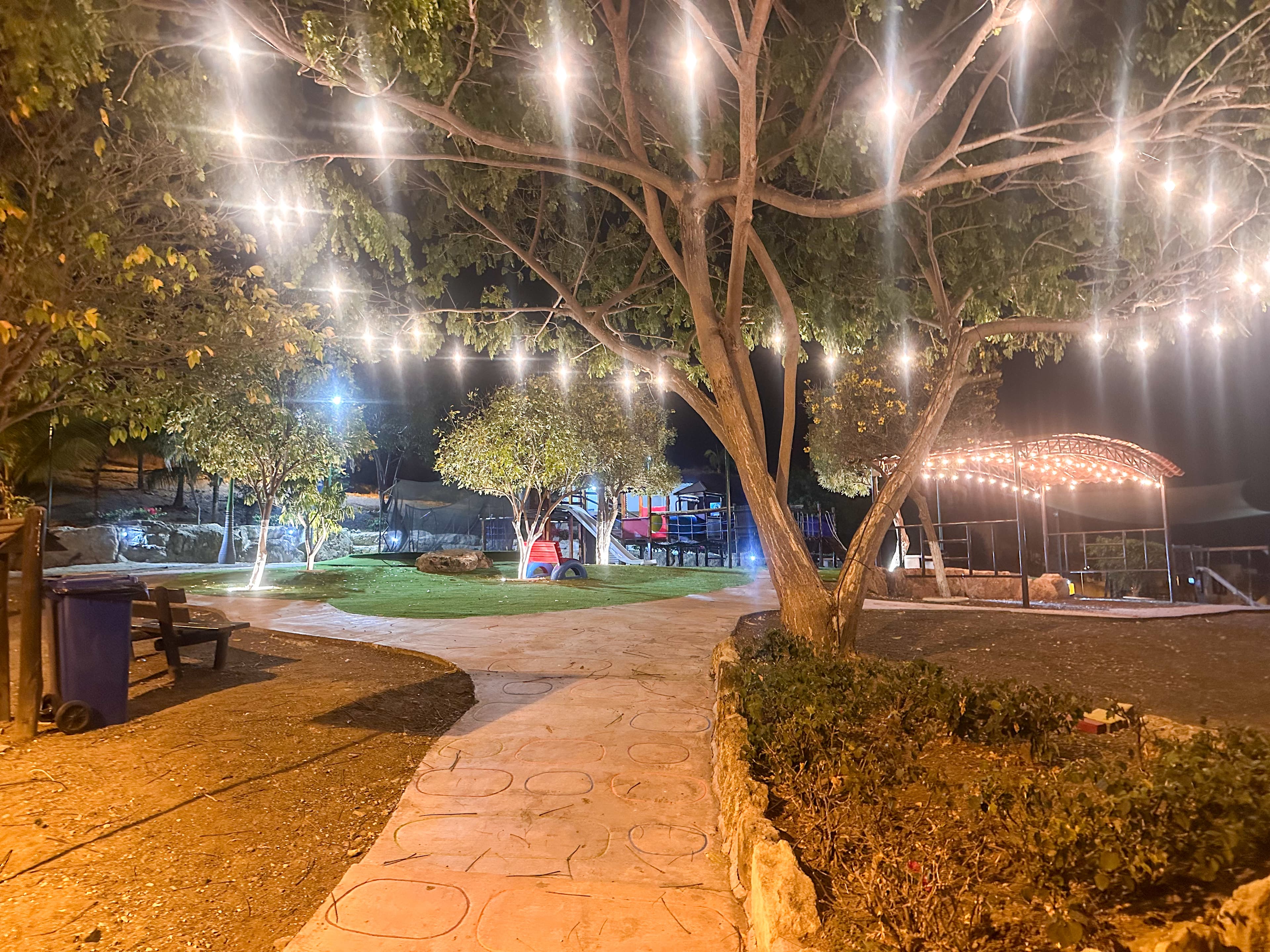 Áreas sociales de la urbanización por la noche