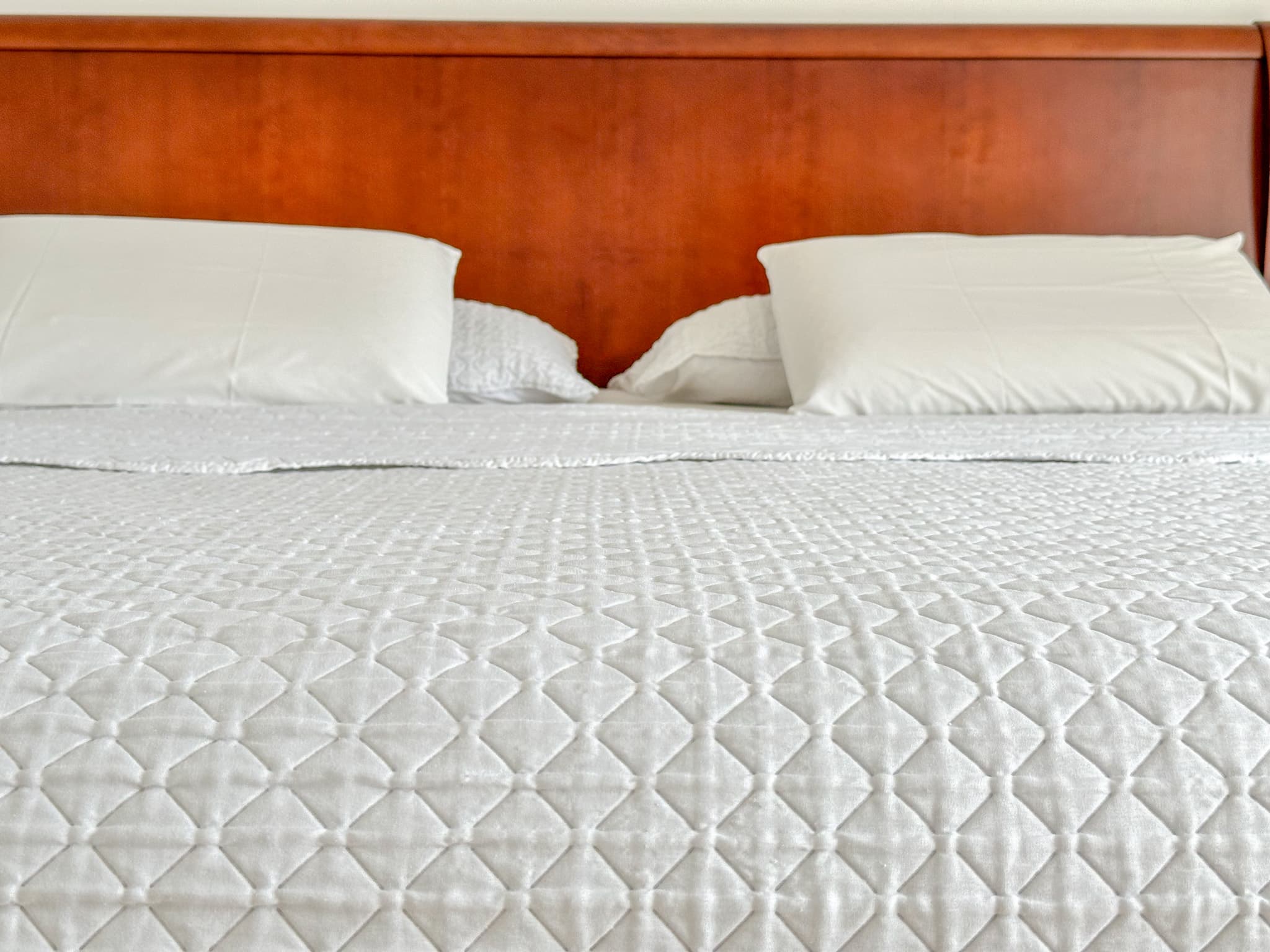 Cama king tendida