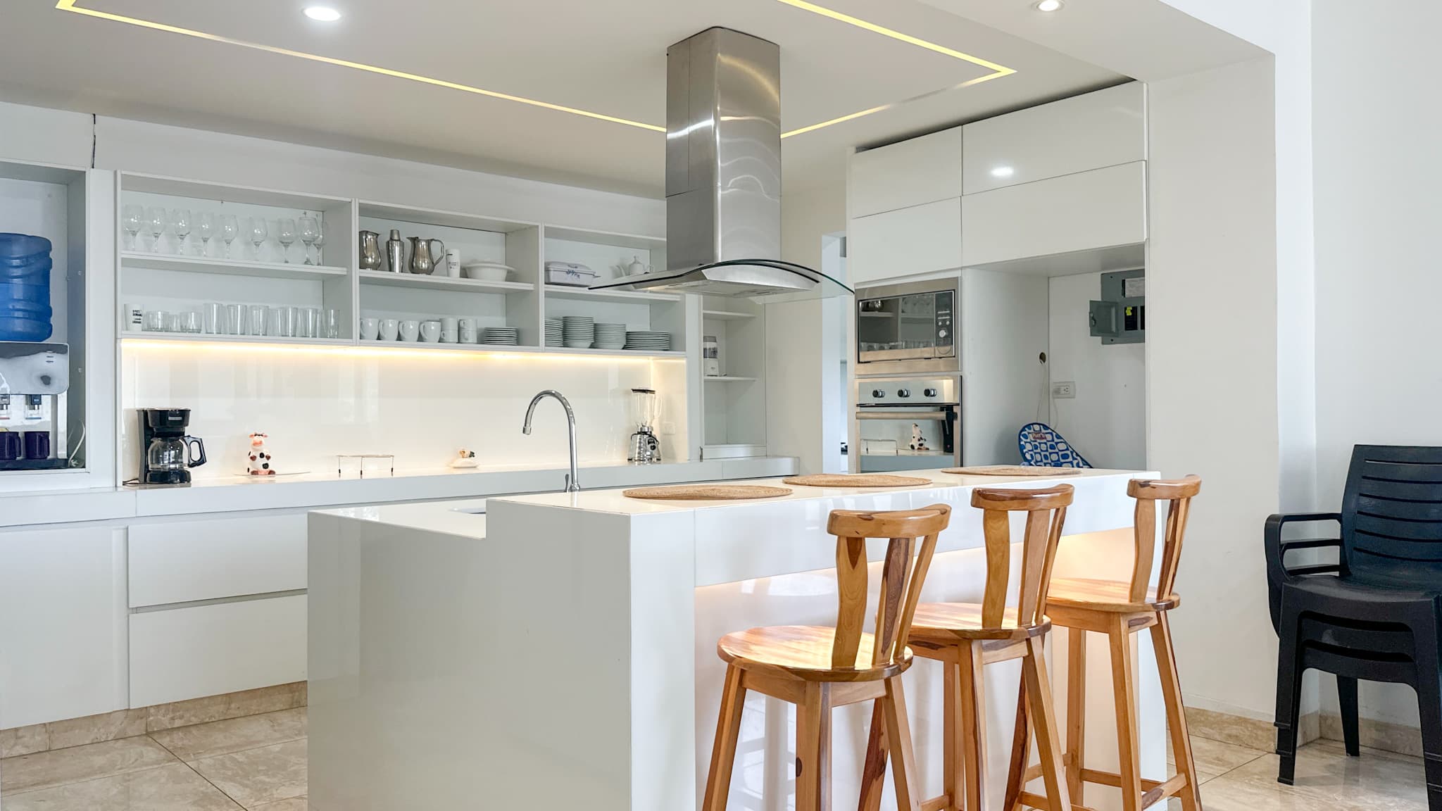 Barra de cocina con bancos