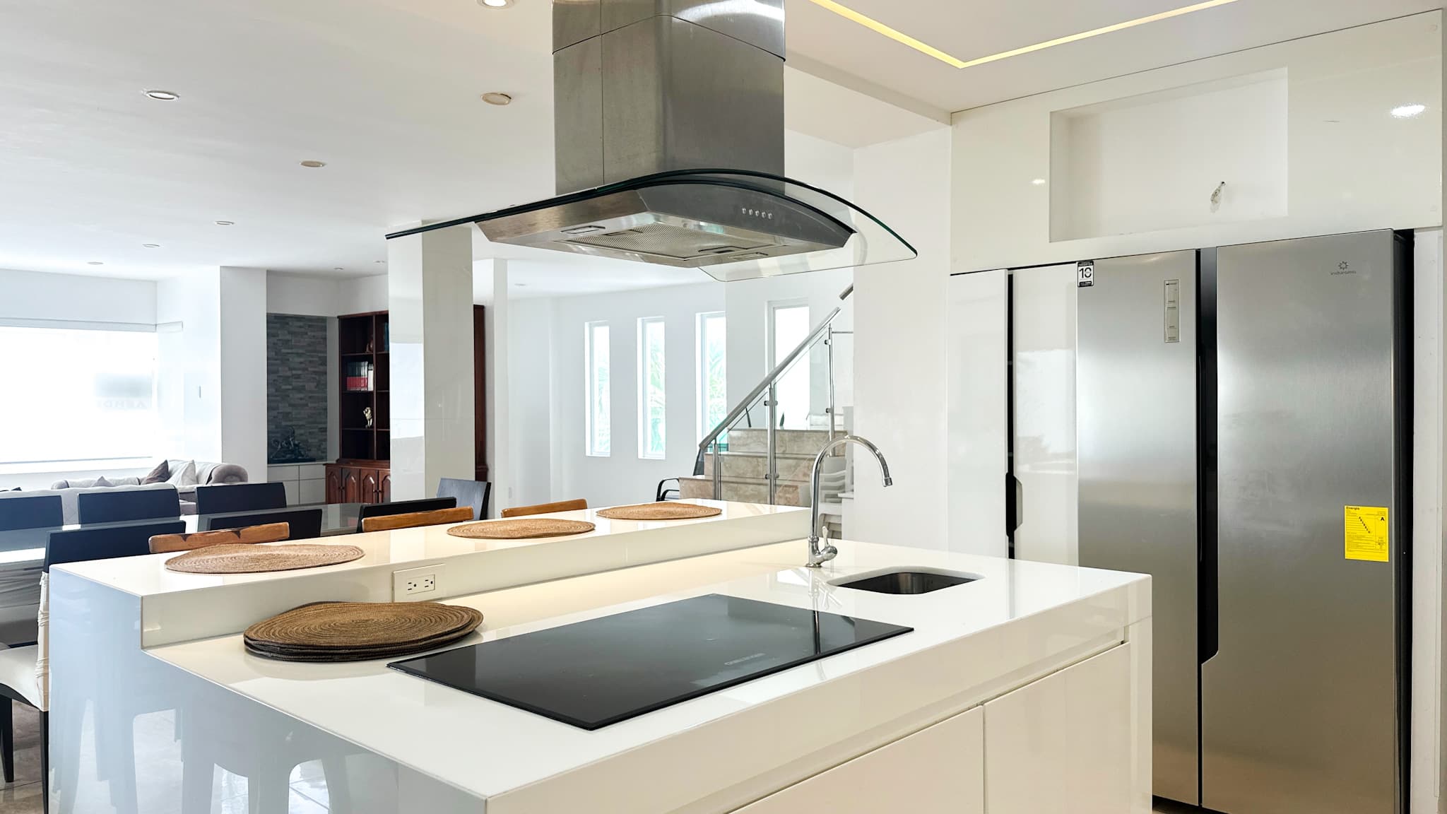 Cocina, comedor y escaleras