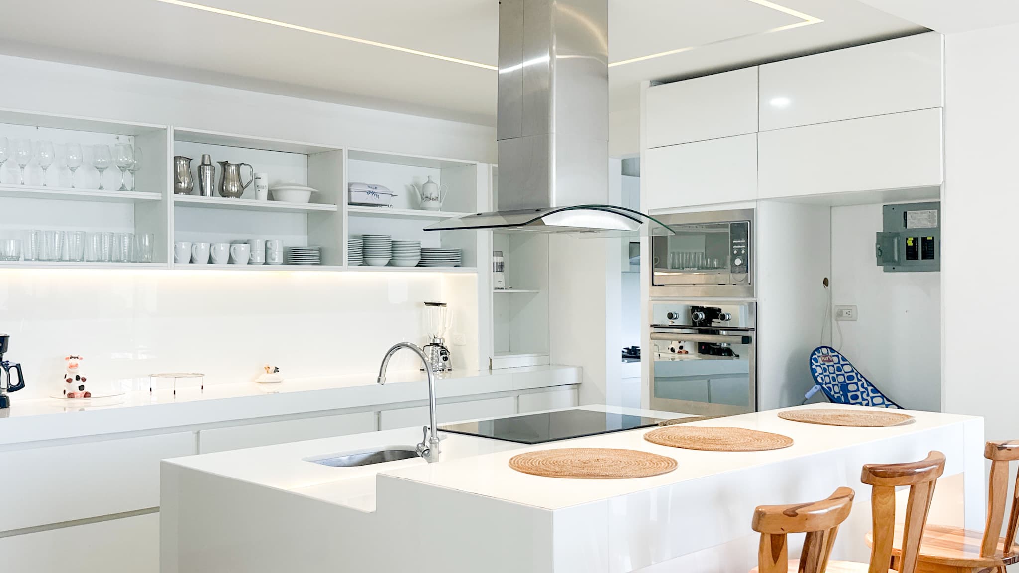 Cocina con isla y campana