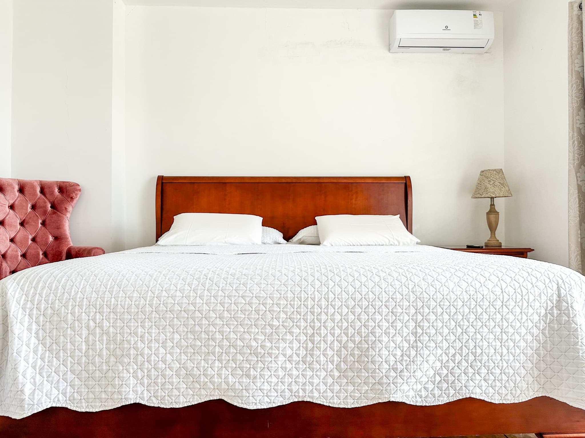 Dormitorio principal con sillón