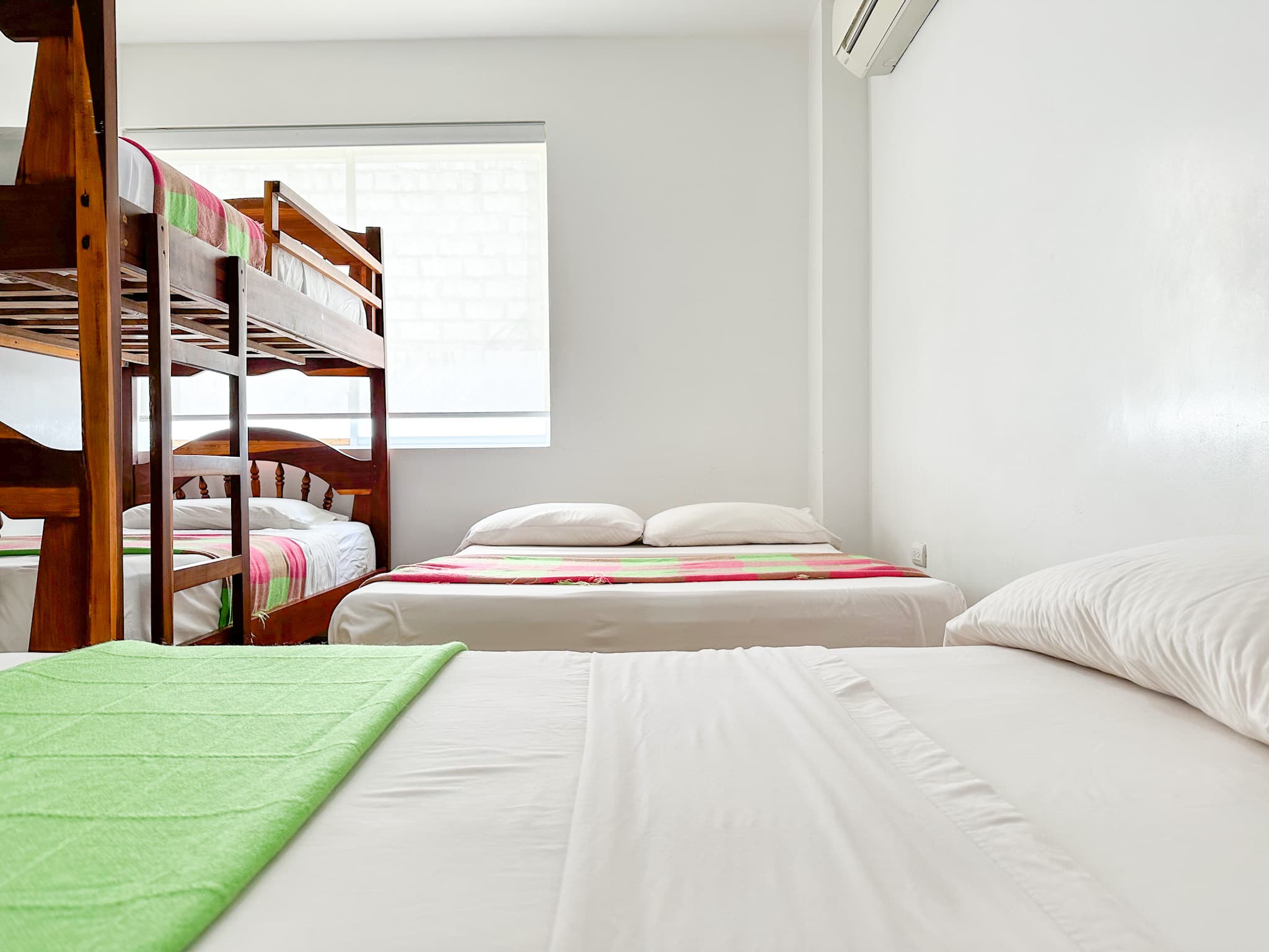 Habitación con literas, otra vista