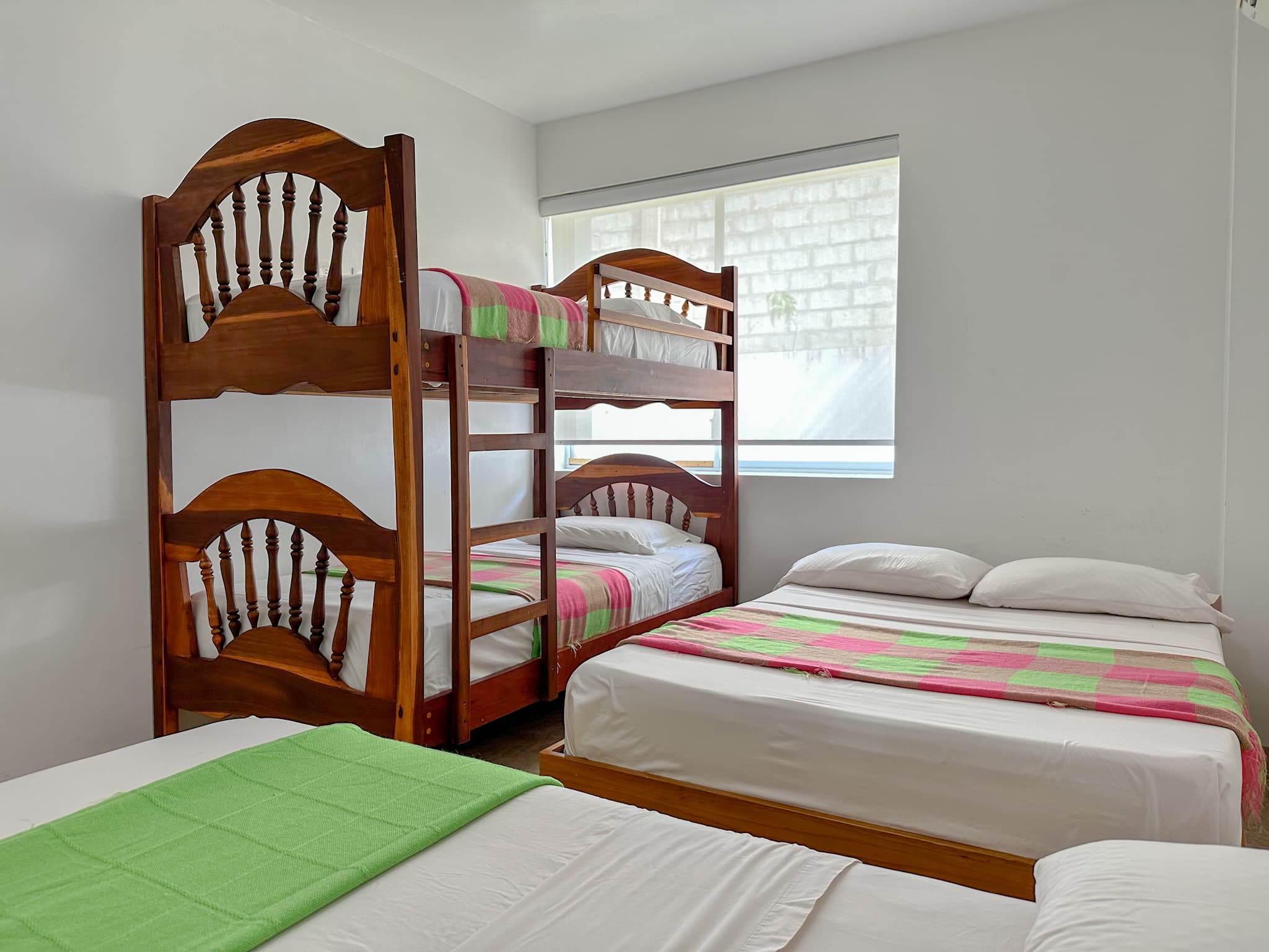 Habitación con literas y camas