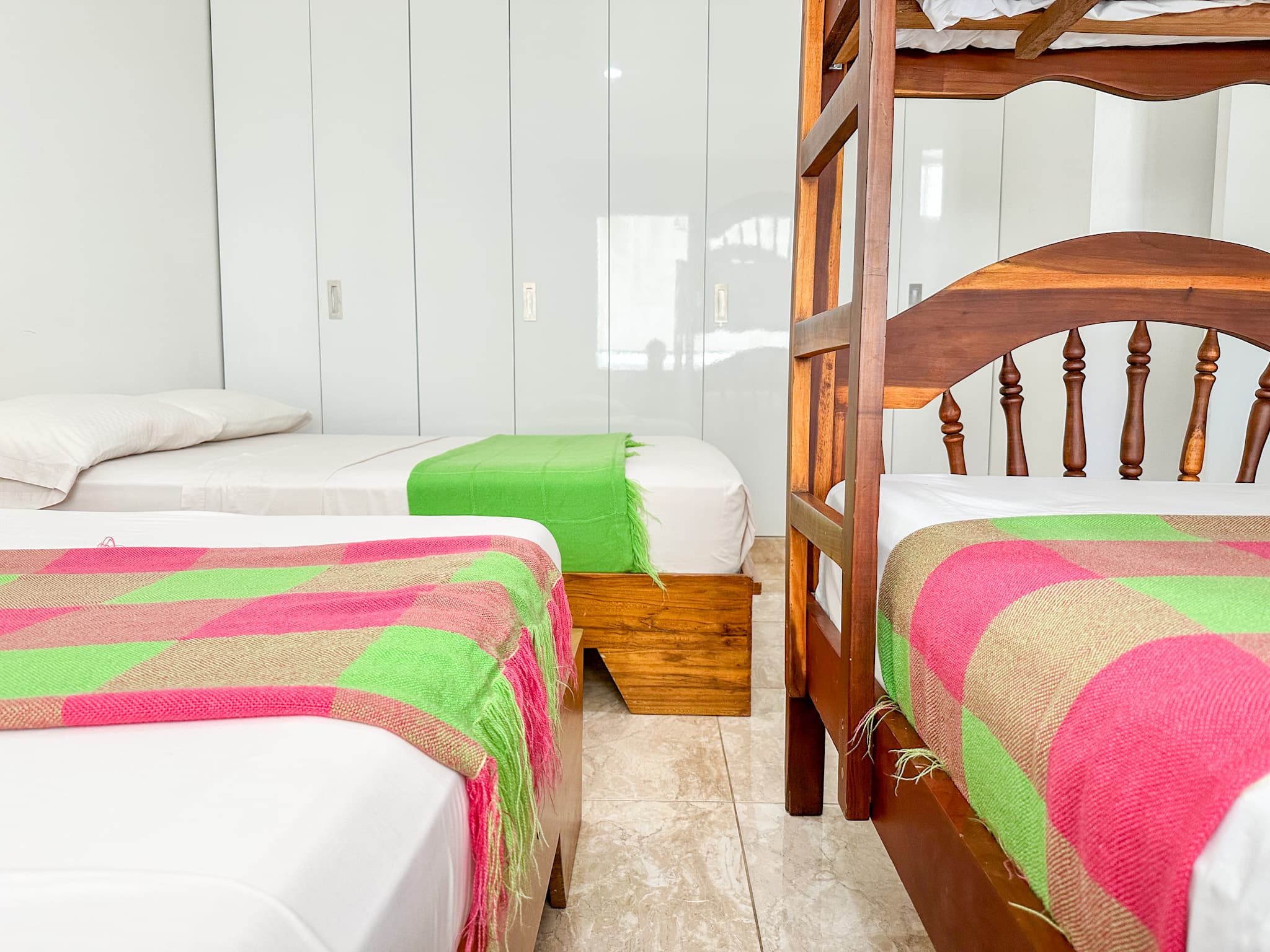 Habitación con varias camas