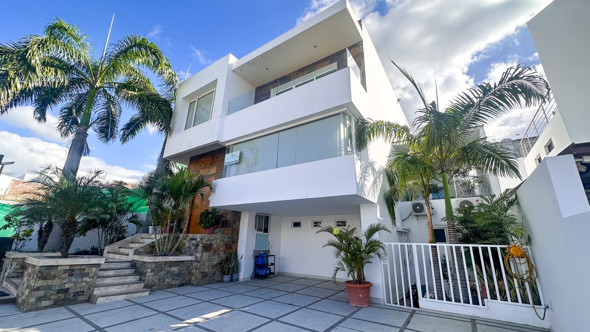 Fachada de Grandhouse